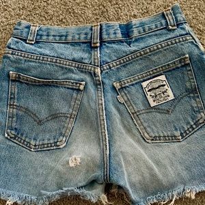 SUPER RARE LEVI JORTS!! medium wash
